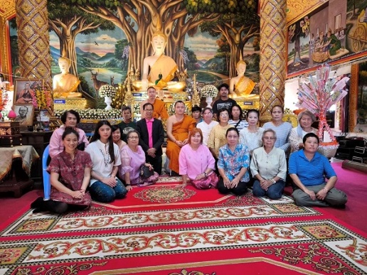 Trình Tương Nhàn (thứ hai từ trái sang) tham gia lễ đón năm mới tại chùa Wat Pa Sang ở Chiang Mai. (Ảnh: Trích từ Facebook của Sở Di dân)